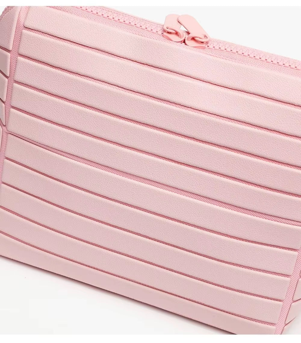 The Packt Traveller — close-up of ribbed exterior panel construction